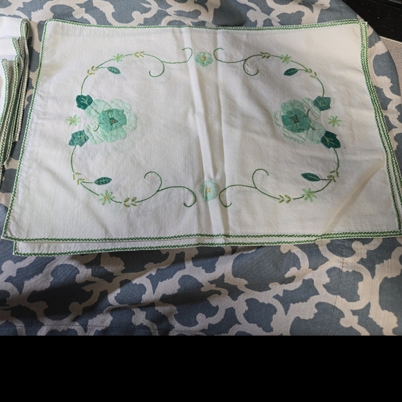 Vintage setting for 4 appliqued napkins and placemats - Picture 4 of 4